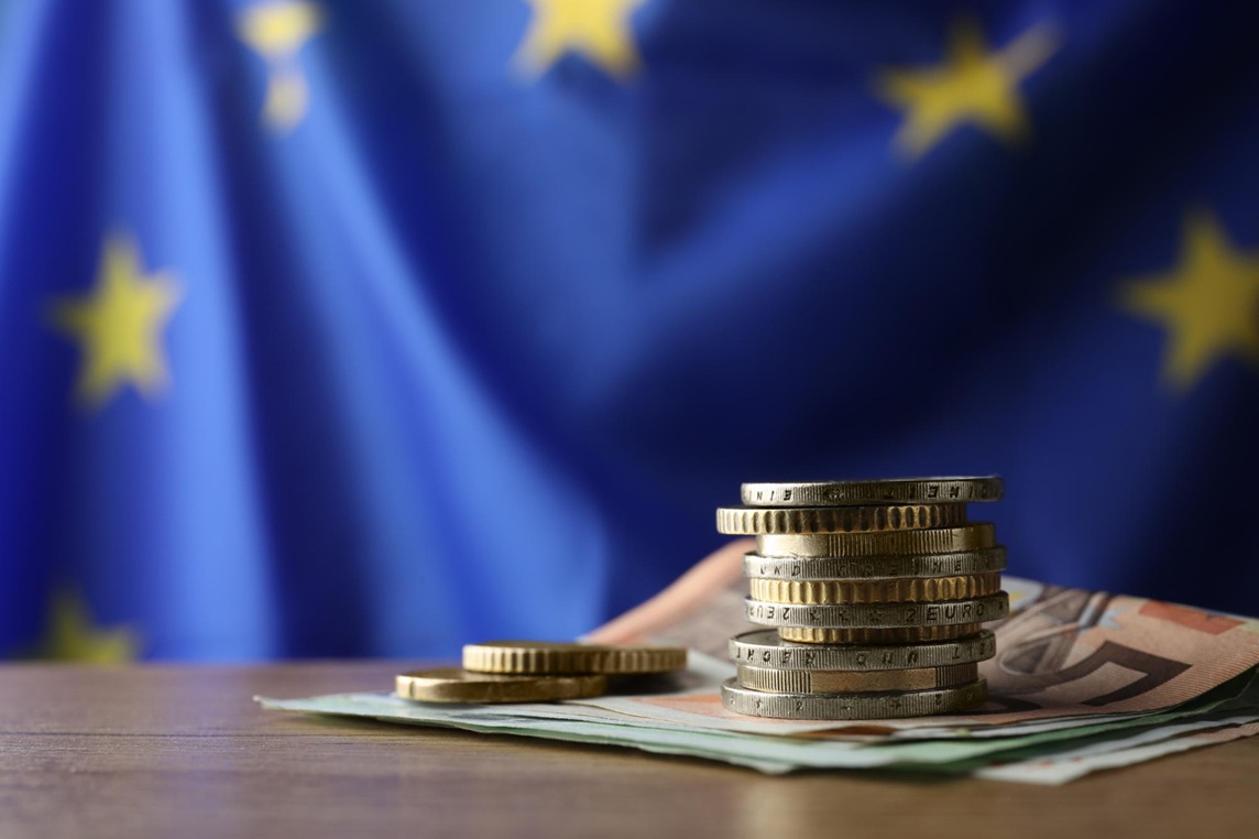 Waluta Euro na tle mapy UE symbolizująca Fundusz Scaleup Europe i inwestycje w sektor MedTech oraz innowacje technologiczne