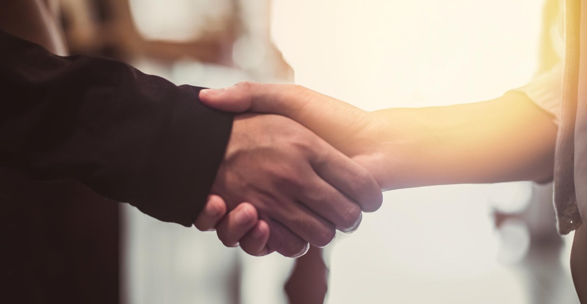 Uścisk dłoni symbolizujący strategiczną współpracę MedTech Solutions i Aysam