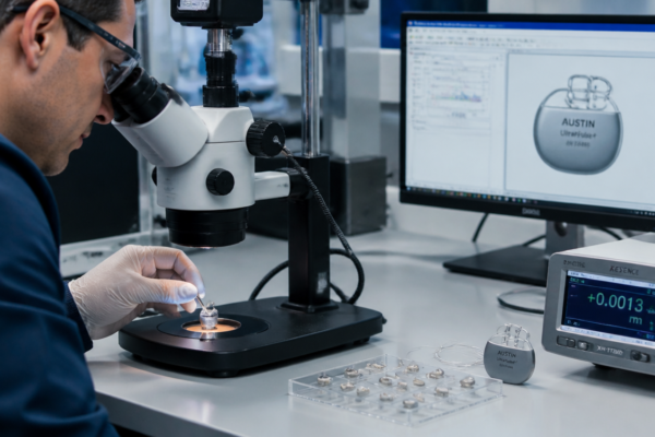 Badanie niezawodności miniaturowego implantu elektronicznego.