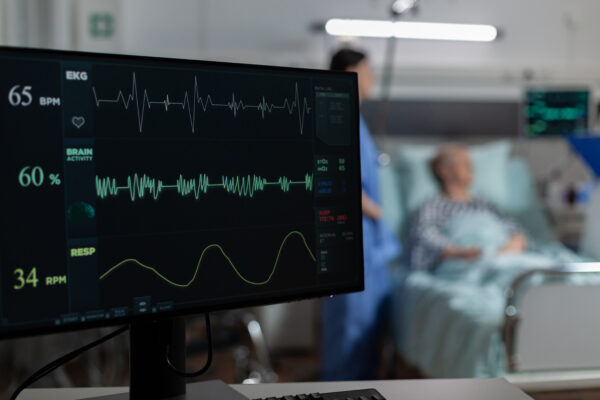 Monitor elektrofizjologiczny z wizualizacją aktywności elektrycznej serca.