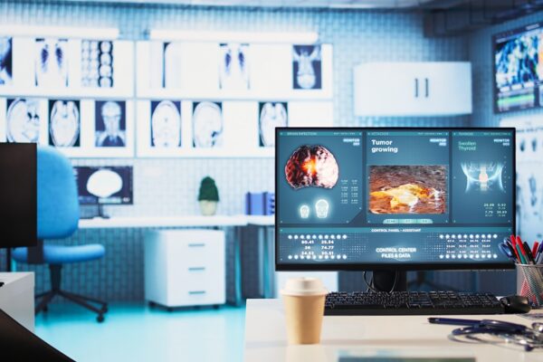 Ekran stanowiska radiologicznego z przeglądarką obrazów i komunikatem bezpieczeństwa URPL