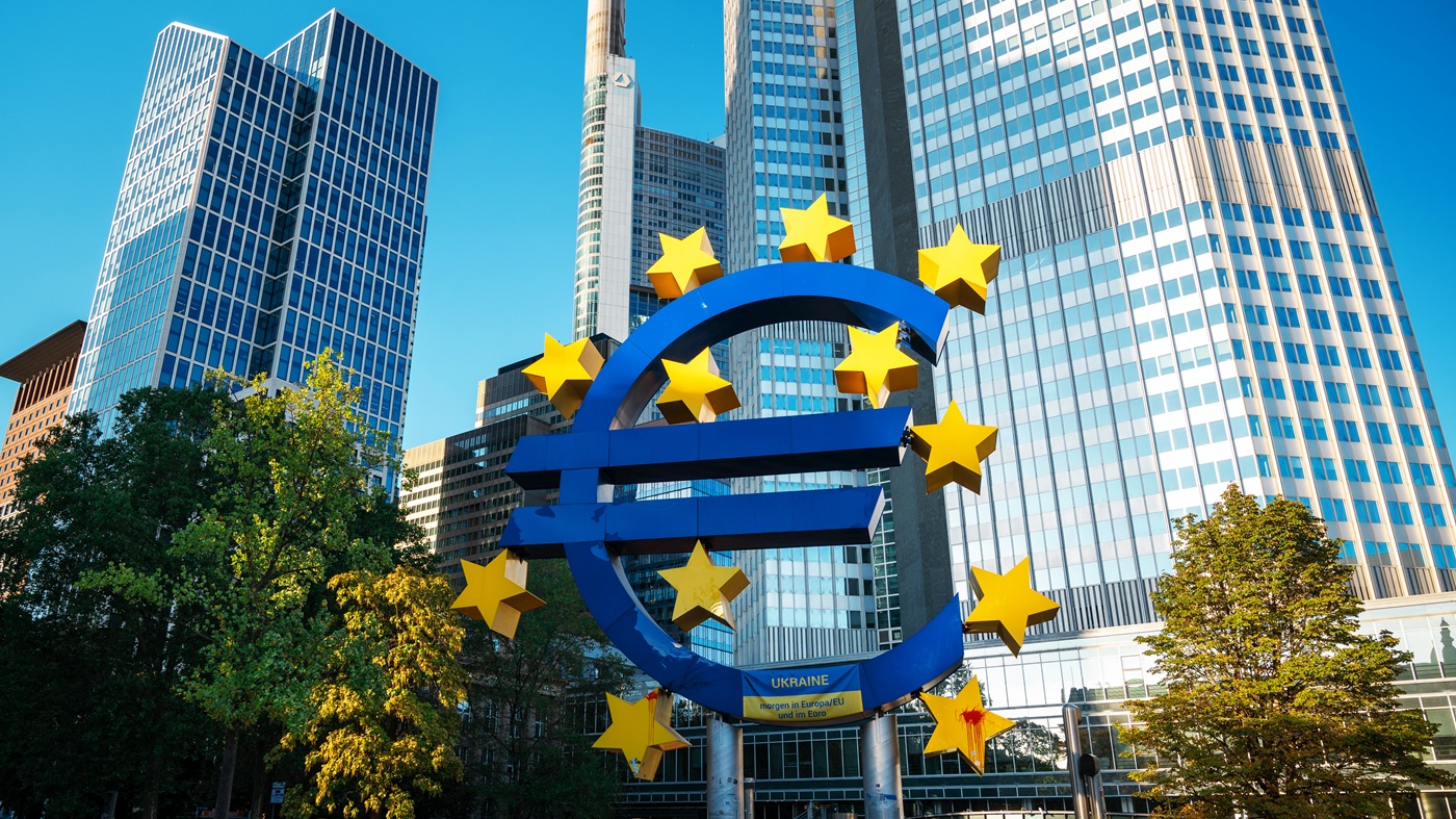 UE przed budynkiem instytucji i symbol przemysłu europejskiego
