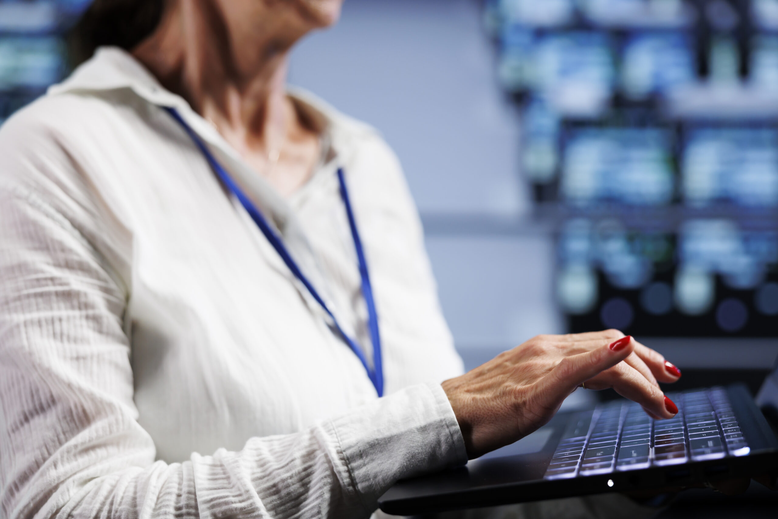 Specjalista Regulatory Affairs sprawdzający elektroniczny raport eMDR dotyczący wyrobu medycznego.