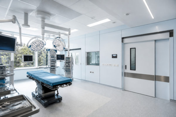 Nowoczesna sala hybrydowa z modułowymi ścianami, specjalistycznymi drzwiami i infrastrukturą techniczną.