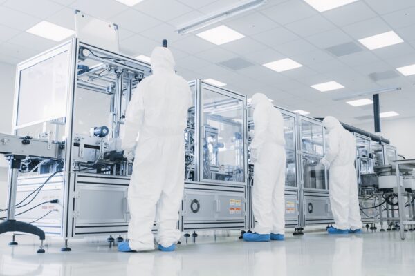 Cleanroom i automatyzowany montaż urządzeń do podawania leków w zakładzie produkcyjnym