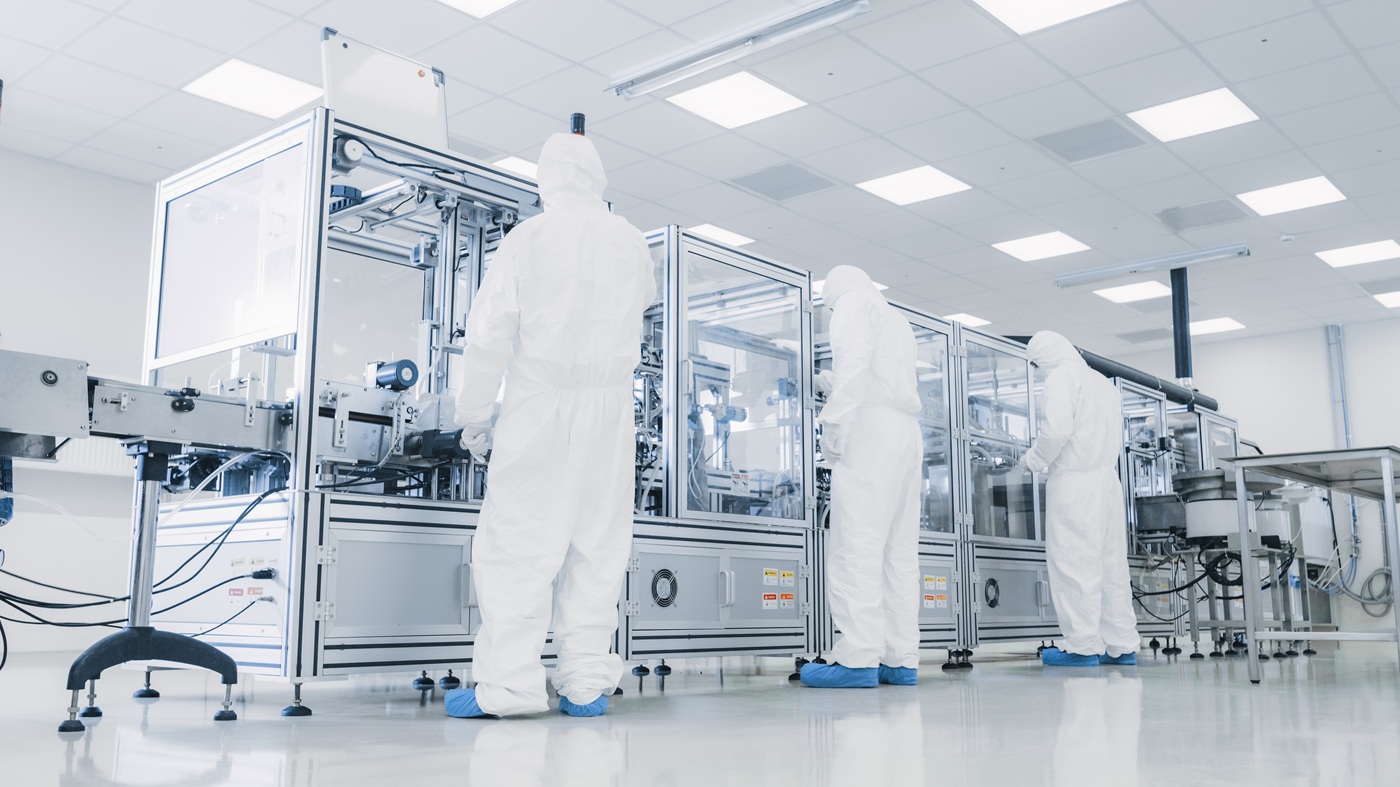 Cleanroom i automatyzowany montaż urządzeń do podawania leków w zakładzie produkcyjnym