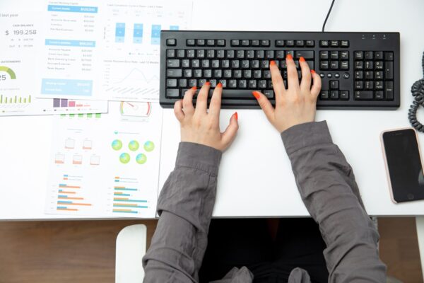 Dokument projektu ustawy na tle klawiatury komputera